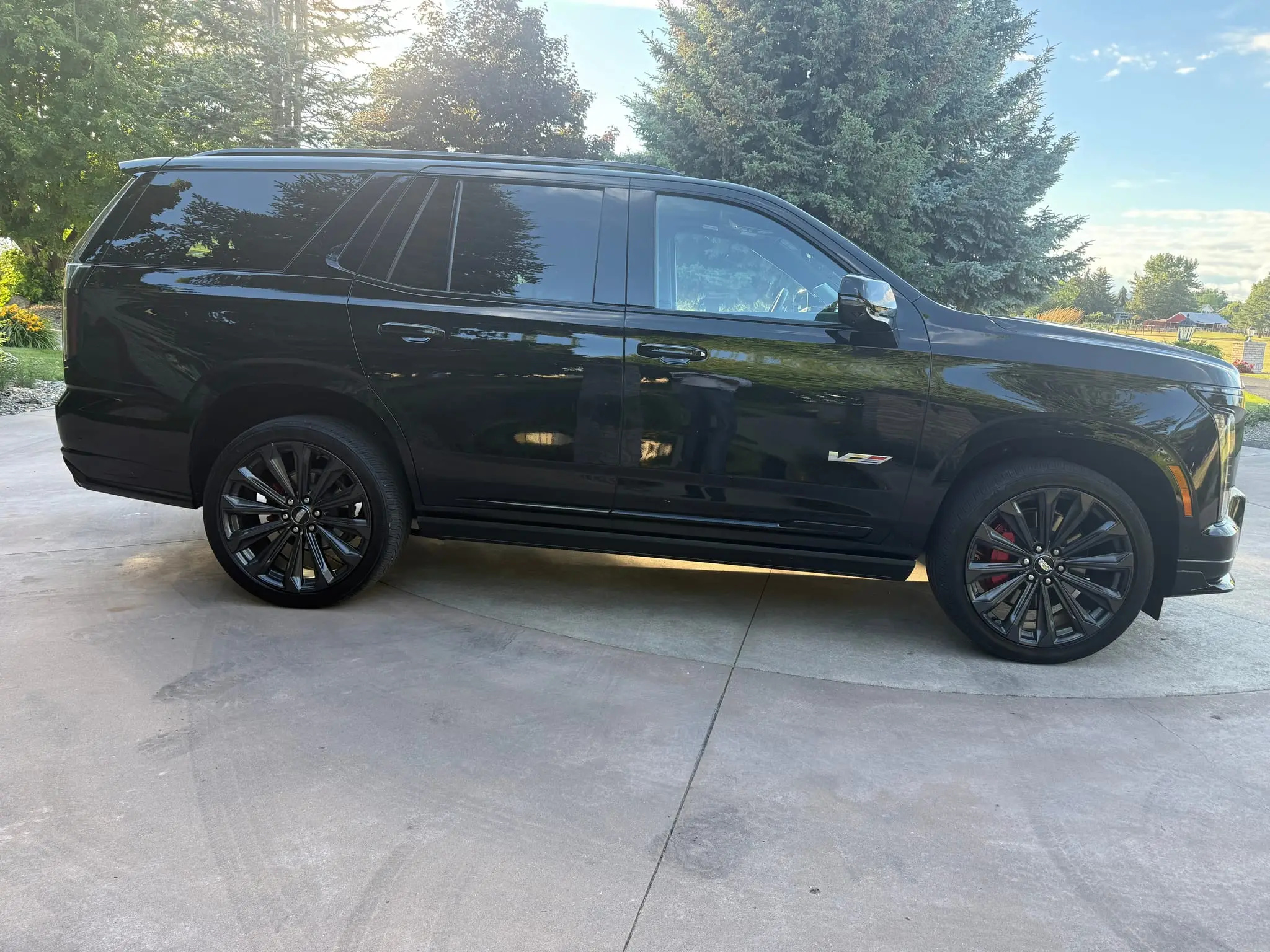 2025 Cadillac Escalade-V Sport - photo 4